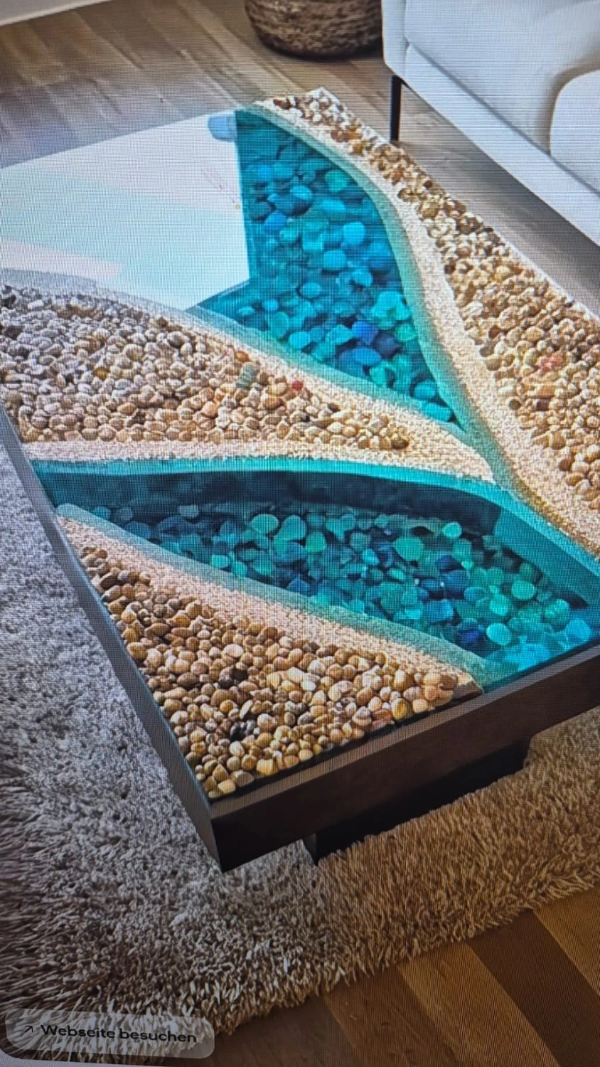 Dach,Wand und Holzkonstruktion - Handgefertigte Holzkunst - Eine rechteckige Tischplatte aus strukturiertem Epoxidharz, die eine Küstenlinie mit blauem Wasser und Kieselstränden nachbildet.