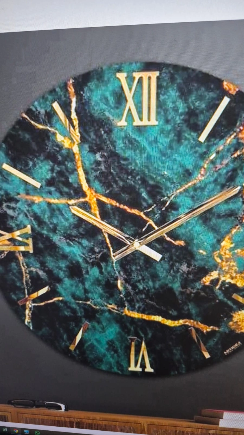 Dach,Wand und Holzkonstruktion - Handgefertigte Holzkunst - Eine runde Wanduhr mit dunkelblaugrünem und schwarzem Marmormuster auf dem Zifferblatt sowie goldfarbenen Zeigern und Ziffern.