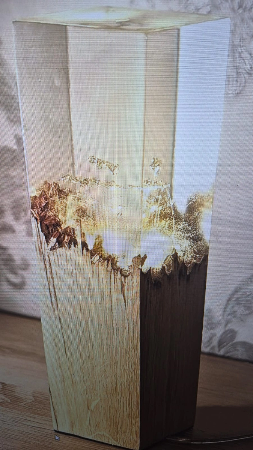 Dach,Wand und Holzkonstruktion - Handgefertigte Holzkunst - Ein vertikales Holzpaneel mit einem natürlichen Übergang von heller Maserung zu dunklen, verkohlten Kanten.