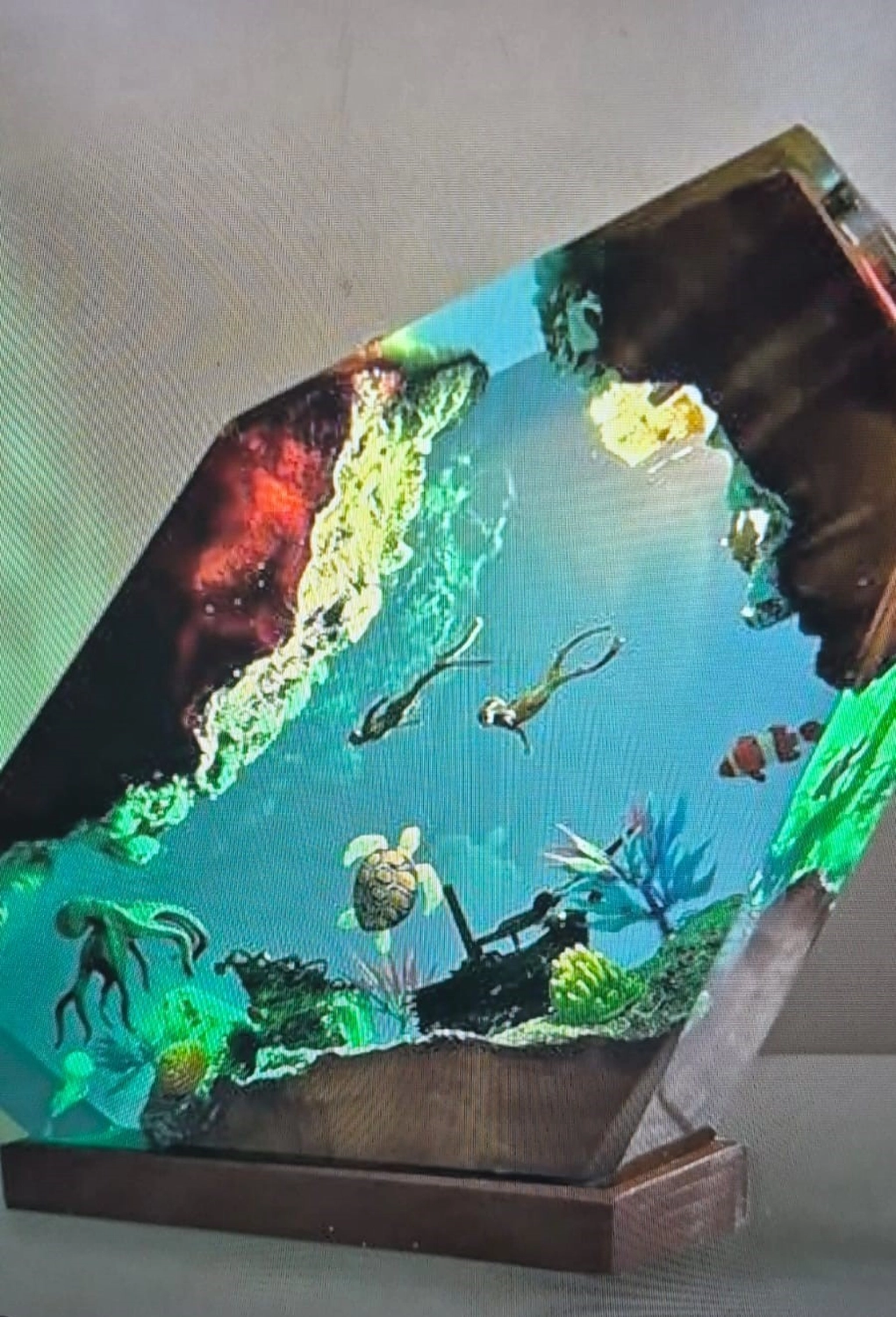 Dach,Wand und Holzkonstruktion - Handgefertigte Holzkunst - Eine dekorative Harzlampe mit einer lebendigen Unterwasserwelt, die Taucher, Meeresschildkröten und Korallen zeigt.