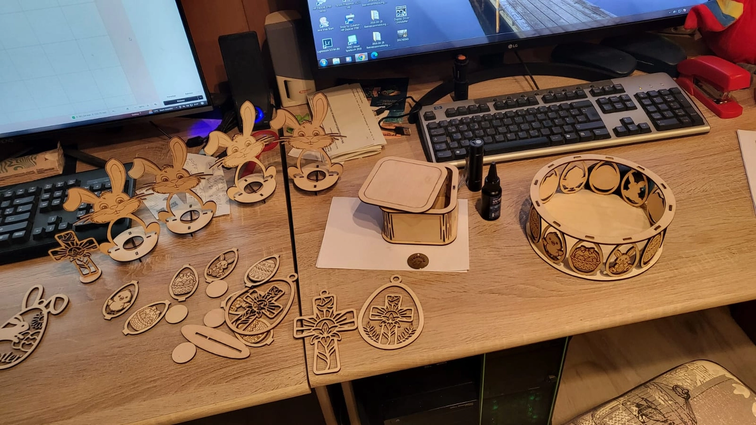 Dach,Wand und Holzkonstruktion - Handgefertigte Holzkunst -Eine hölzerne Werkbank voller lasergeschnittener Projekte, darunter Ornamente, eine kleine Schachtel und ein Holzkreuz.