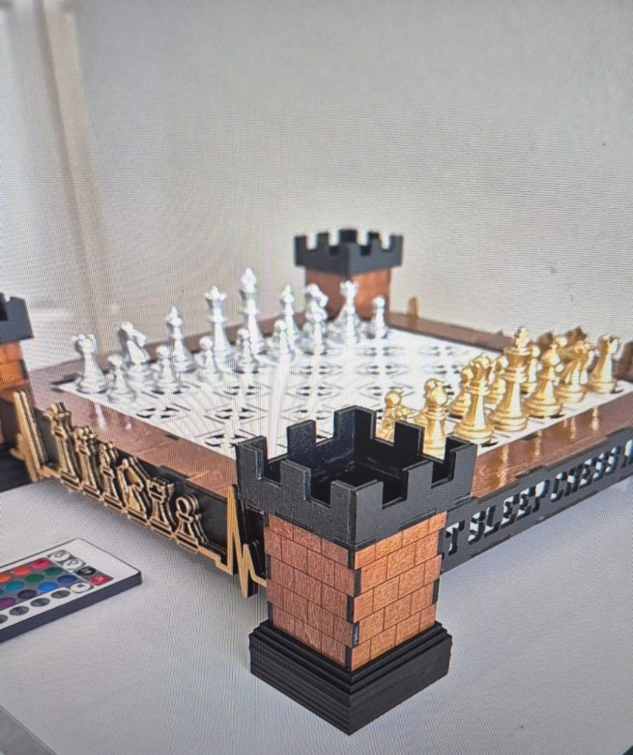 Dach,Wand und Holzkonstruktion - Handgefertigte Holzkunst - Ein individuell gestaltetes Schachset im 3D-Stil mit Burgturm-Eckfiguren und gold- und silbermetallischen Figuren.