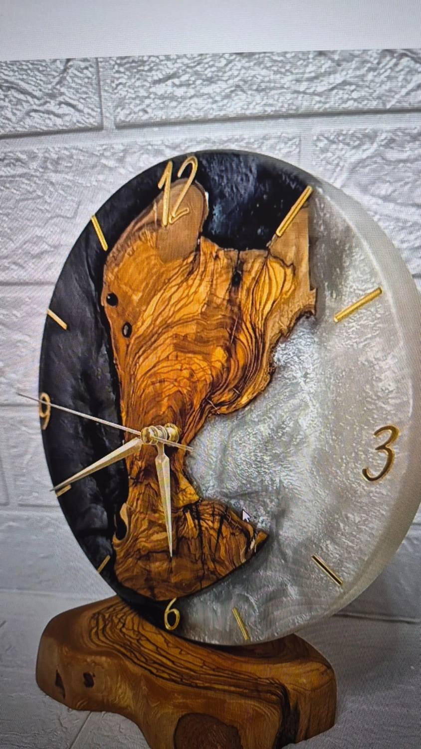 Dach,Wand und Holzkonstruktion - Handgefertigte Holzkunst - Eine runde Wanduhr aus einer naturbelassenen Holzplatte, umhüllt von wirbelndem, schwarz-weißem Epoxidharz.